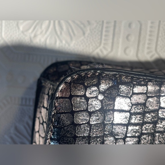 Emily and Noah Black Silver Adjustable cross-body metallic purse - Picture 11 of 16